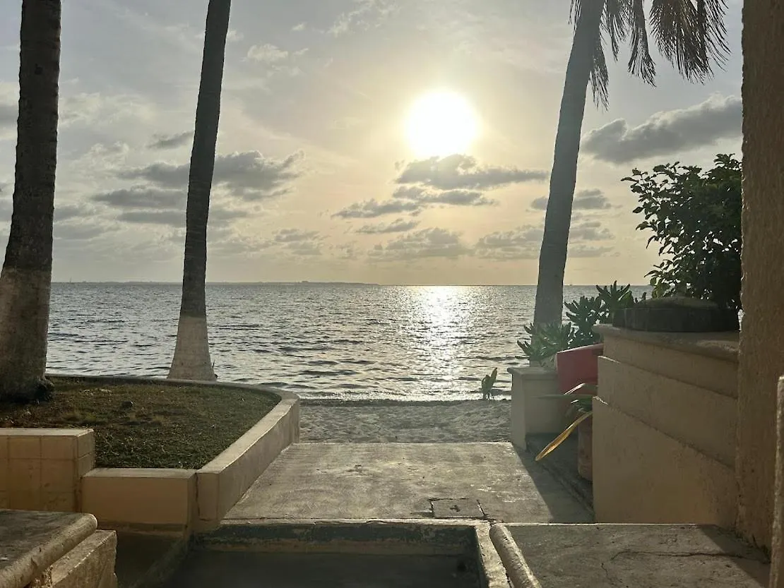 A La Orilla Del Mar Puerto Juarez Cancun Mexico